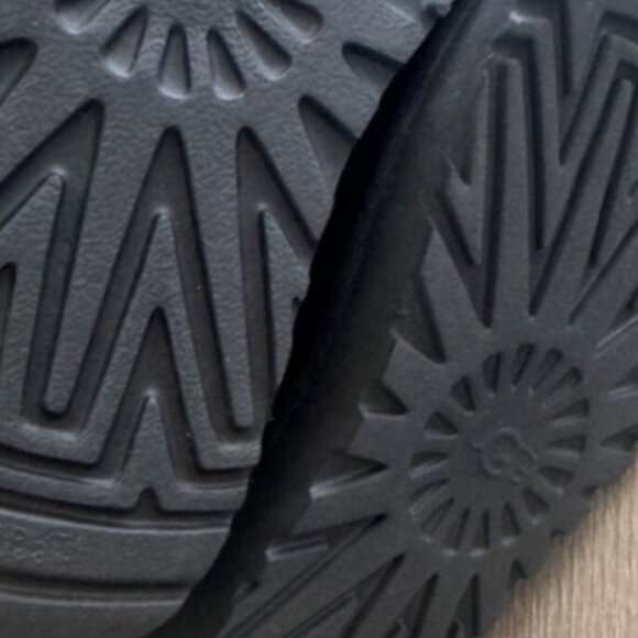 UGG classic tall boots - Picture 4 of 7